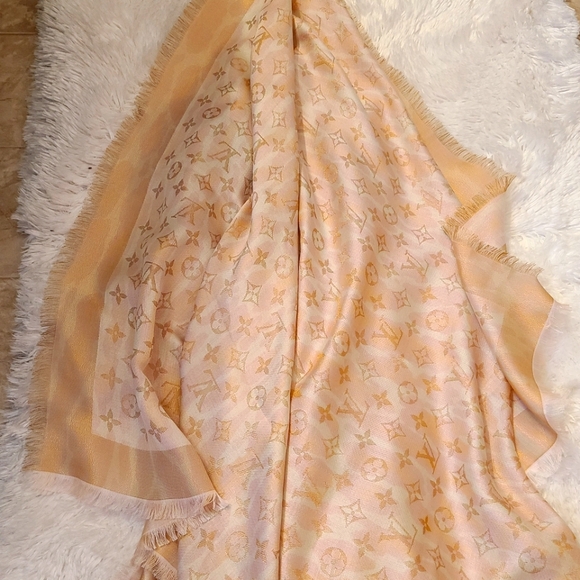 Louis Vuitton Monogram Leogram Shine Shawl - Picture 1 of 4